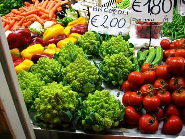 outdoor-food-market-in-italy